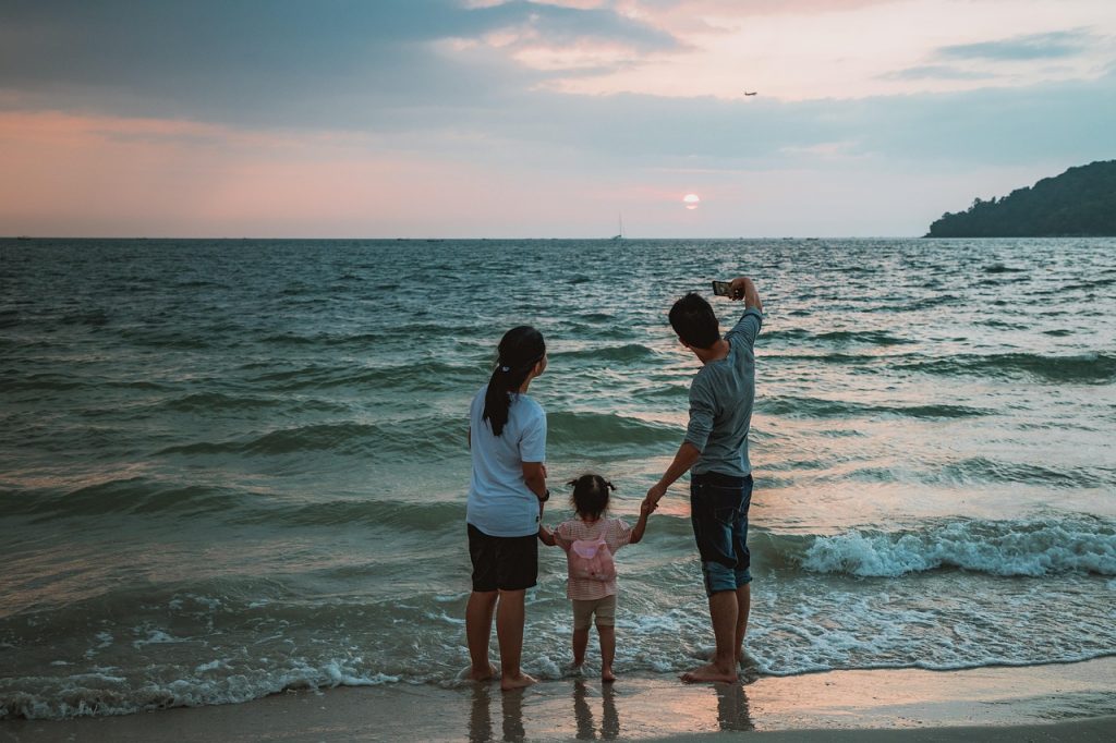 selfie, beach, nature, family, child, mother, father, vacations, mobile, smartphone, photo, summer, sea, water, ocean, happy, to travel, people, girl, asian, asia, chinese